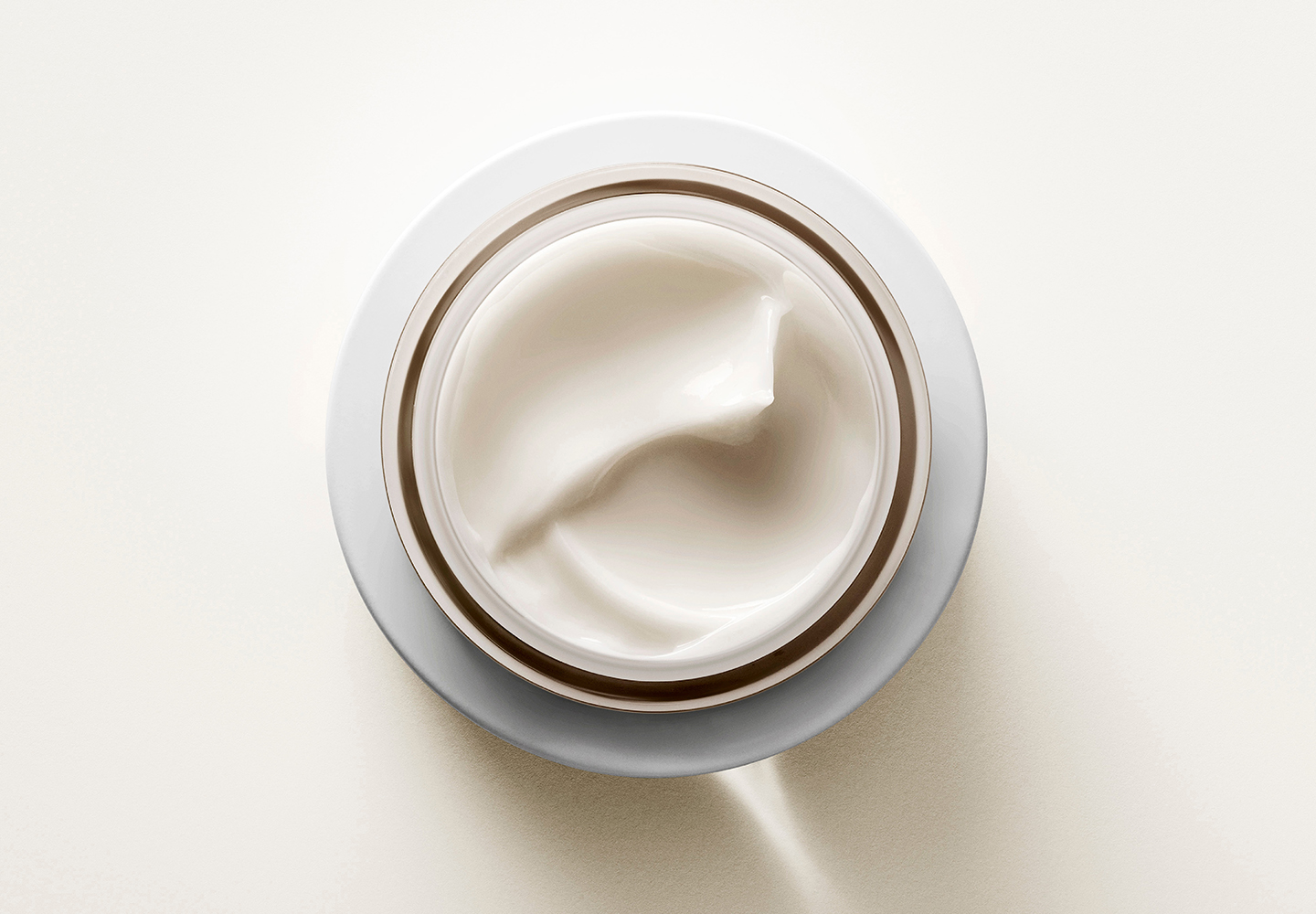 La Crème Régénérante anti-âge, une crème à la texture onctueuse et lissante.
